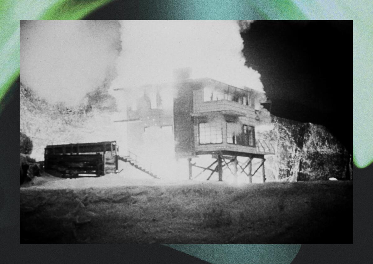 Uma explosão nuclear destrói uma casa de praia em Malibu no filme de 1955 "Beije-me até a morte."