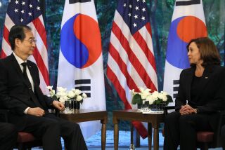 La vicepresidenta de Estados Unidos, Kamala Harris (derecha), durante una reunión bilateral con el primer ministro de Corea del Sur, Han Duck-soo, en Tokio, el 27 de septiembre de 2022. (Leah Millis/Pool Foto vía AP)