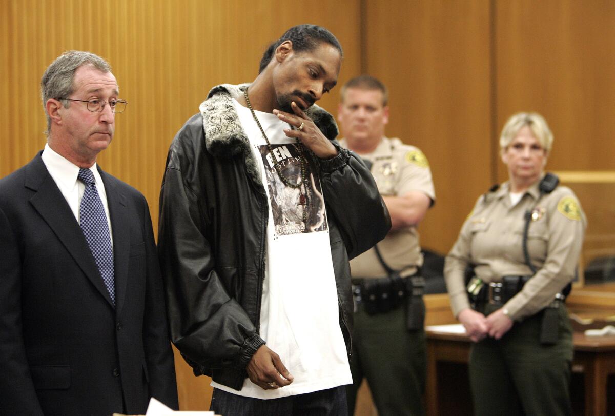 Donald Etra, left, stands by Snoop Dogg in court in 2007.