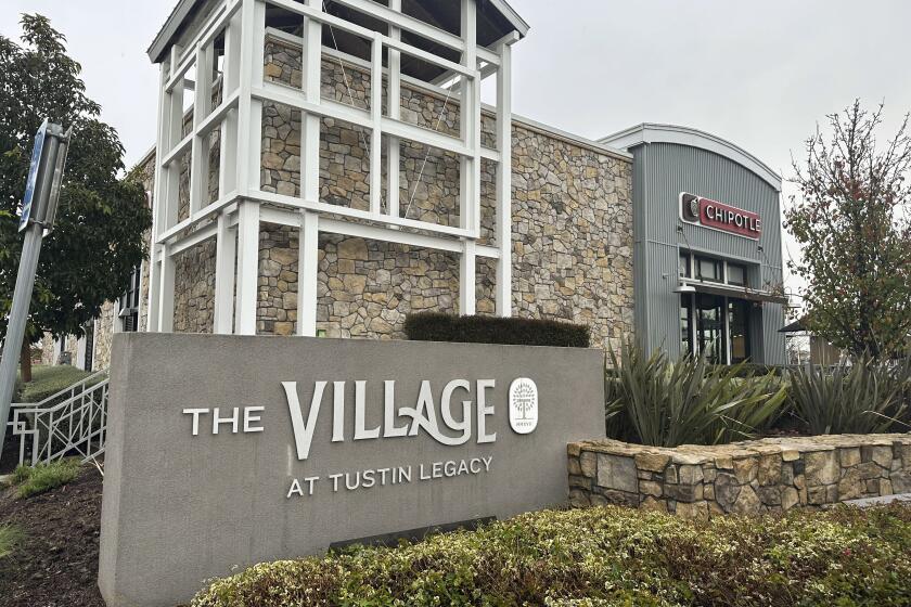 Esta fotografía muestra el centro comercial The Village at Tustin Legacy, el martes 20 de febrero de 2024, en Tustin, California. (AP Foto/ Eugene Garcia)