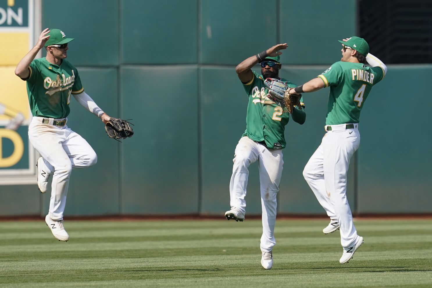 Rangers score go-ahead run on wild pitch to beat A's 3-2