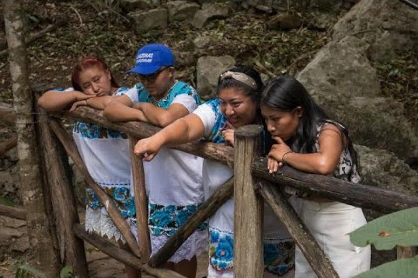 Yalitza Aparicio sorprende en Yucatán a las jugadoras de softbol, Las Amazonas de Yaxunah