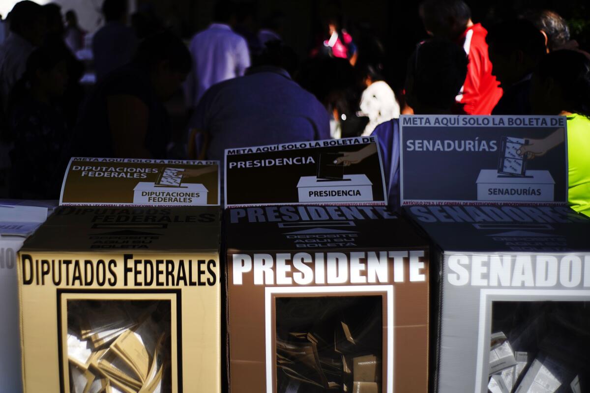ARCHIVO - Urnas de votación en un centro electoral para los comicios generales en Iztapalapa, Ciudad de México