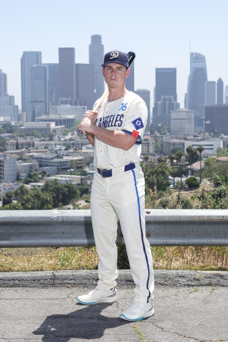 Dodgers'ı yakalayan Will Smith, takımın yeni City Connect formasıyla poz veriyor.