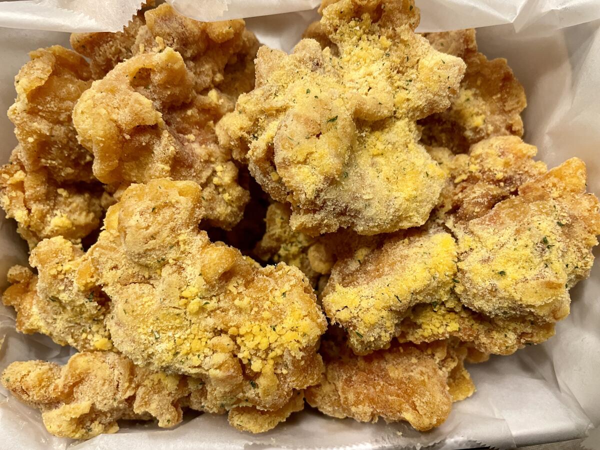 Fried pieces of chicken dusted with cheese powder