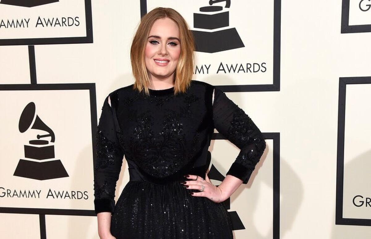 En esta fotografía del 15 de febrero de 2016, Adele llega a la 58a entrega anual de los Grammy.