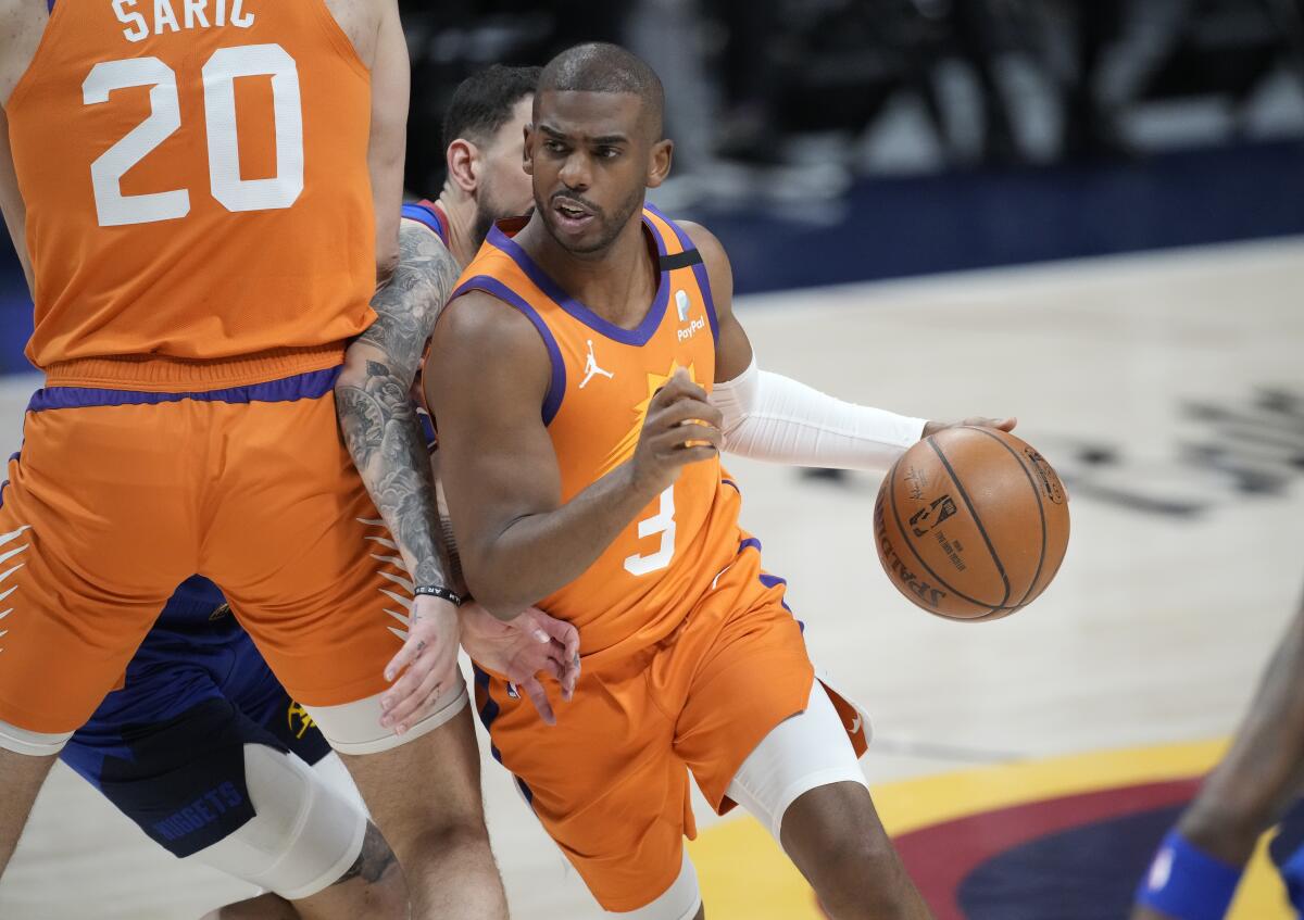 En foto de 11 de junio del 2021, el base de los Suns de Phoenix Chris Paul en el juego 3 de las semifinales.