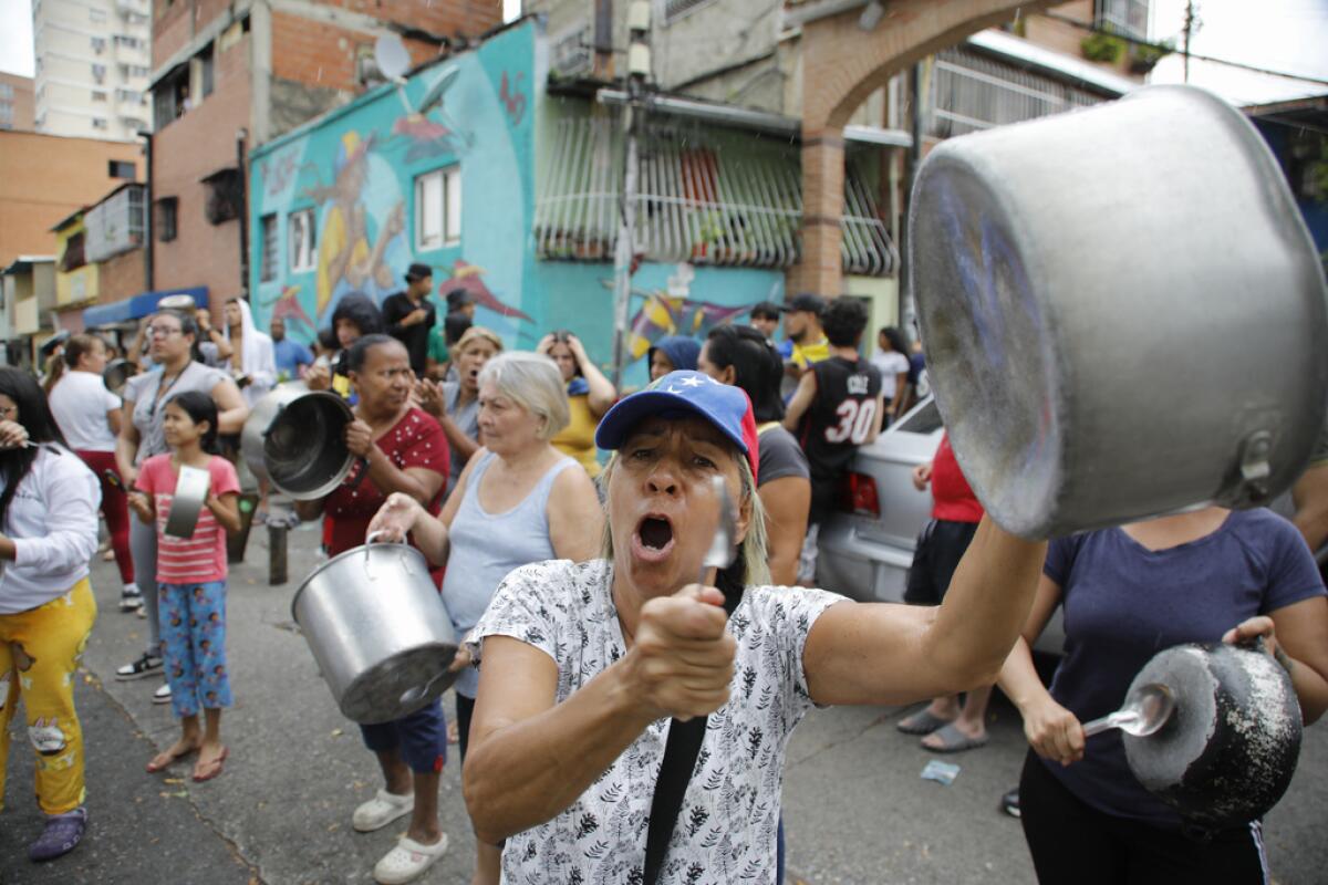 Residentes golpean cacerolas