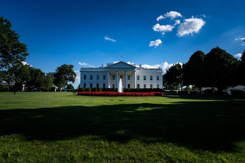 WASHINGTON, DC - AUGUST 18: People view the White House on Thursday, Aug. 18, 2022 in Washington, DC. (Kent Nishimura / Los Angeles Times)