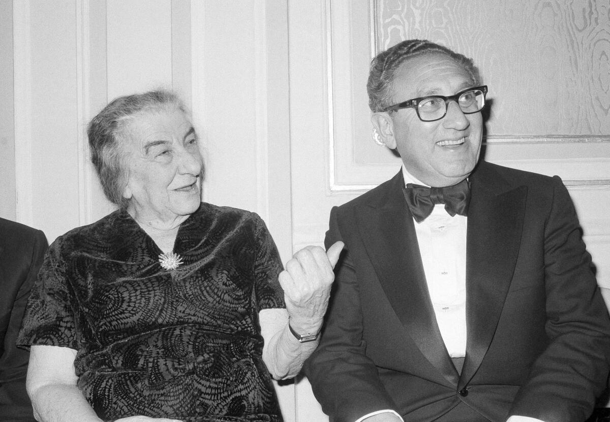 ARCHIVO - El exsecretario de Estado estadounidense Henry Kissinger y la ex primera ministra israelí Golda Meir 