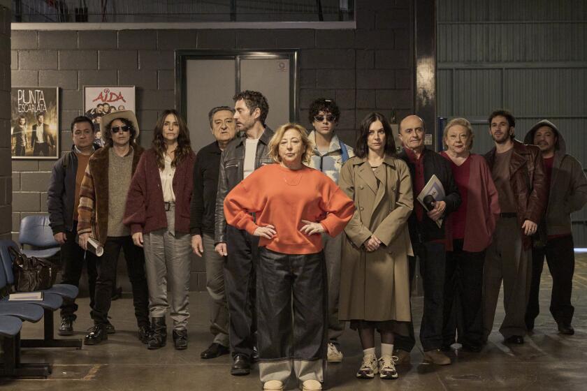 Una imagen con el reparto completo de la película “Aída y vuelta”.