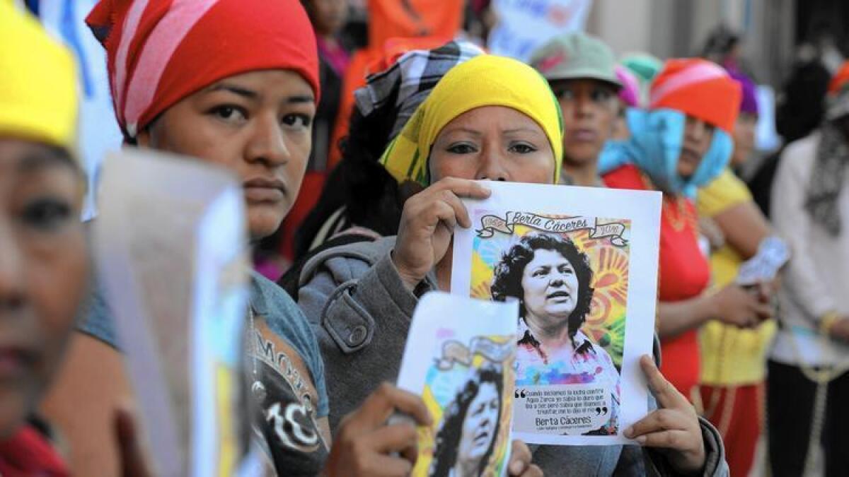 Mujeres indígenas protestan por el asesinato de la ecologista hondureña Bertha Cáceres en Tegucigalpa, el 5 de abril de 2016.