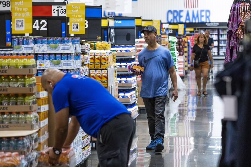 ARCHIVO – Varias personas compran en un Walmart Superstore en Secaucus, Nueva Jersey, el 11 de julio de 2024. (AP Foto/Eduardo Munoz Alvarez, Archivo)