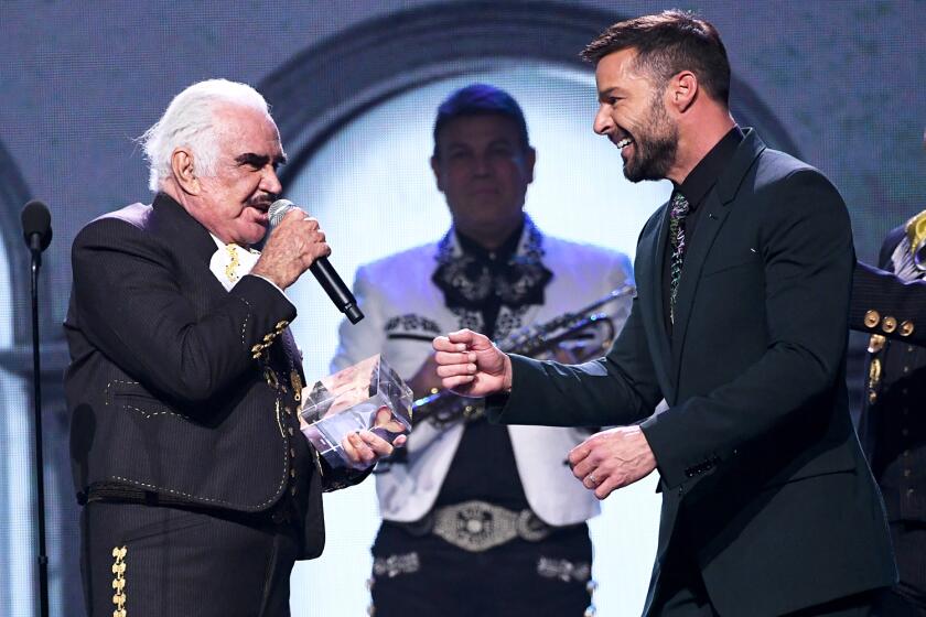 El encuentro de Vicente Fernández con Ricky Matin en noviembre de 2019 en el MGM Grand de Las Vegas durante la entrega de los Premios Latin Grammy.