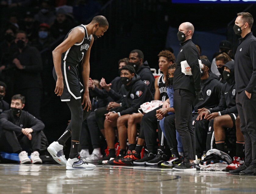 El alero de los Nets, Kevin Durant deja el juego tras lesionarse la rodilla en el encuentro ante los Pelicans.
