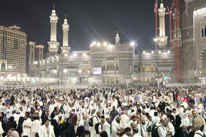 Los fieles se marchan tras rezar en el exterior de la Gran Mezquita durante la peregrinación anual del haj, en La Meca, Arabia Saudí, el 14 de junio de 2024. (AP Foto/Rafiq Maqbool)