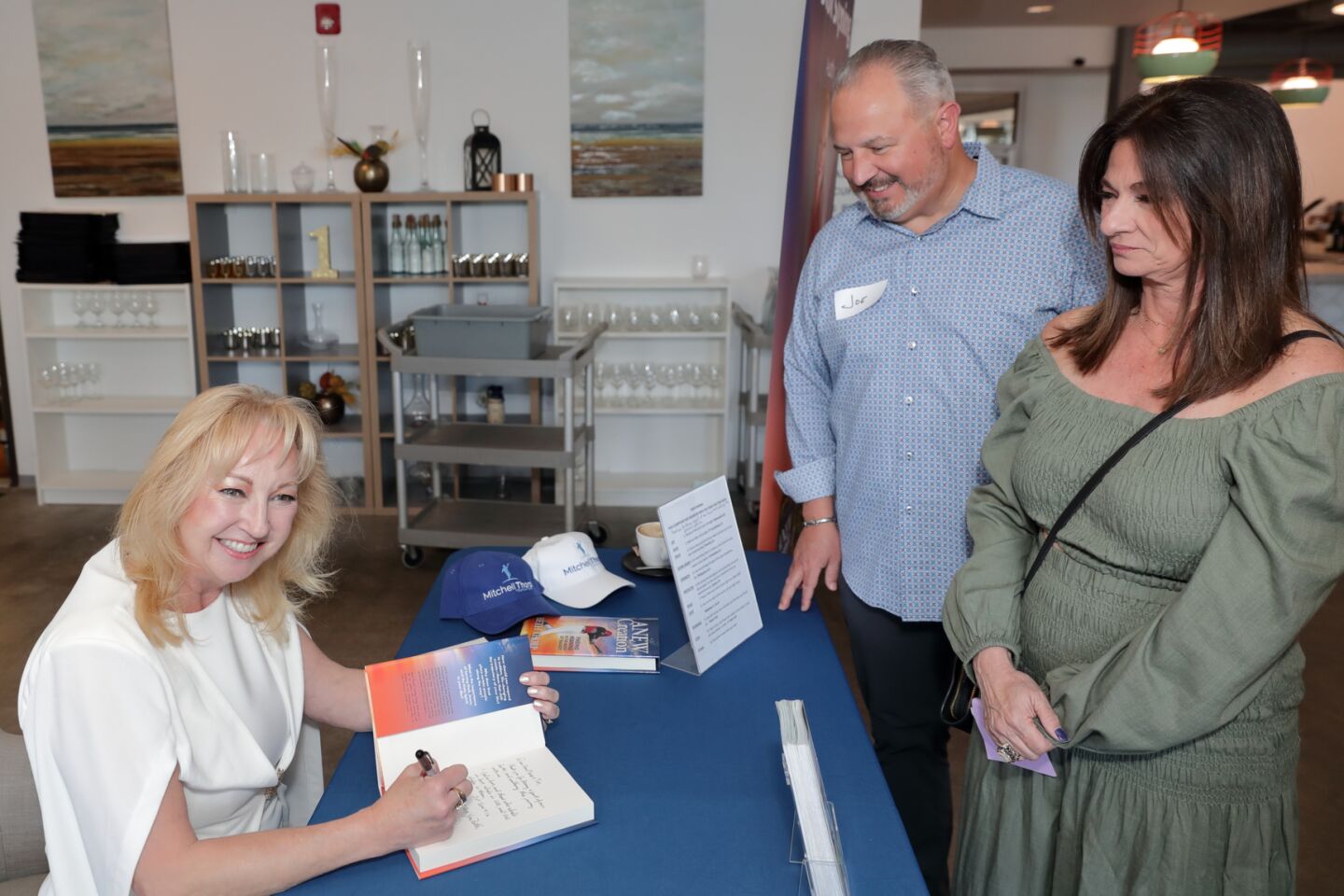 Beth Thorp signs a book for Joe and AnnMarie Gabaldon