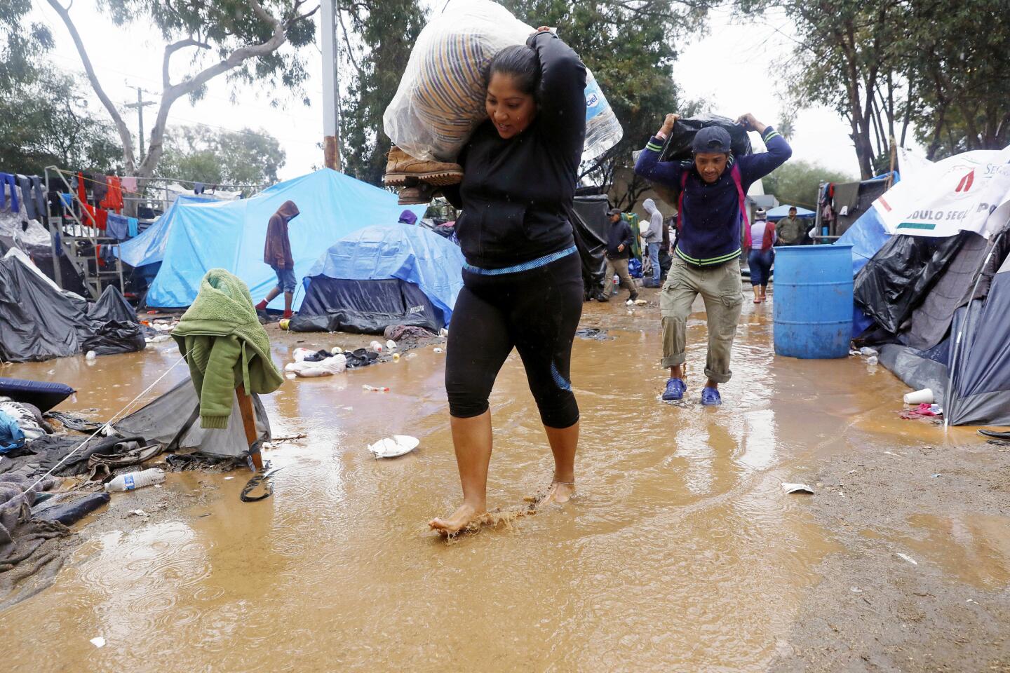 Con la lluvia fría la tierra que cubre todo se transformó en lodo y empeoró las condiciones para los migrantes que aspiran a llegar a Estados Unidos.