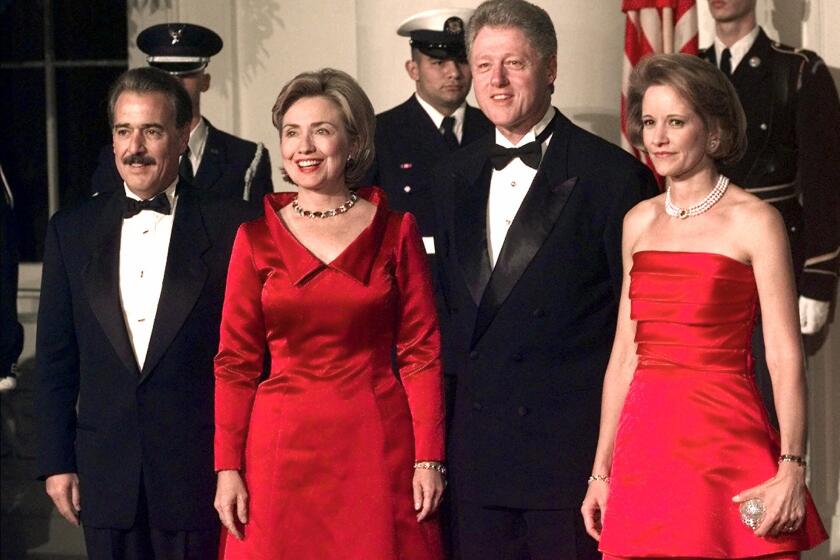 ARCHIVO - El presidente Bill Clinton y la primera dama Hillary Clinton posan para la foto con el presidente de Colombia, Andrés Pastrana, izquierda, y la primera dama Nohra Puyana de Pastrana, derecha, en la Casa Blanca, Washington, 28 de octubre de 1998. (AP Foto/ Susan Walsh )