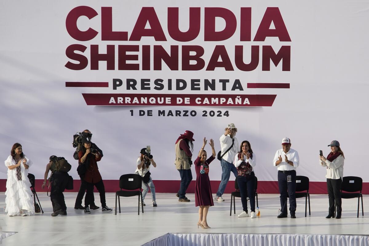 La candidata presidencial Claudia Sheinbaum saluda en el acto inaugural 