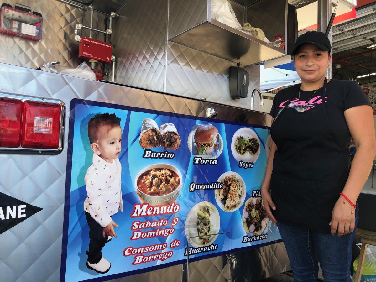 Carmen Calles, originaria de El Salvador, posa frente a su camión de comida especilizado en platillos mexicanos.