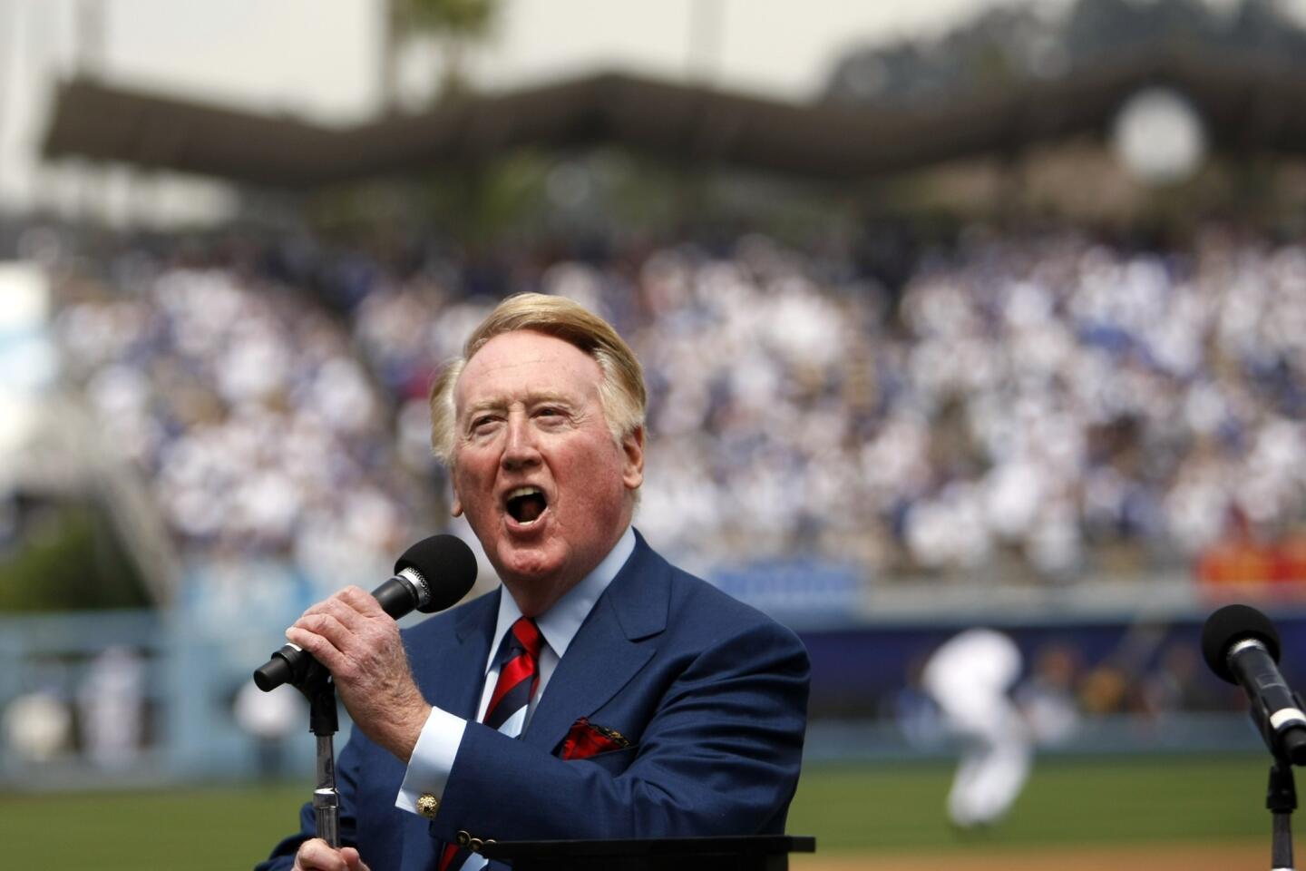 Vin Scully receives Dodgers championship ring