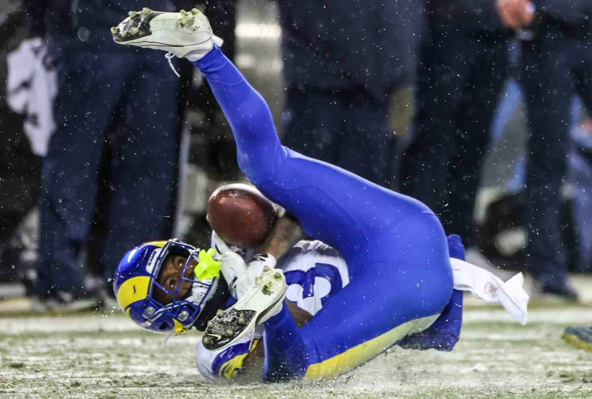 Rams'ın güvenliği Kam Curl, Bears'ın oyun kurucusu Caleb Williams'ın pasını keserken yere düşüyor (resimde yok).