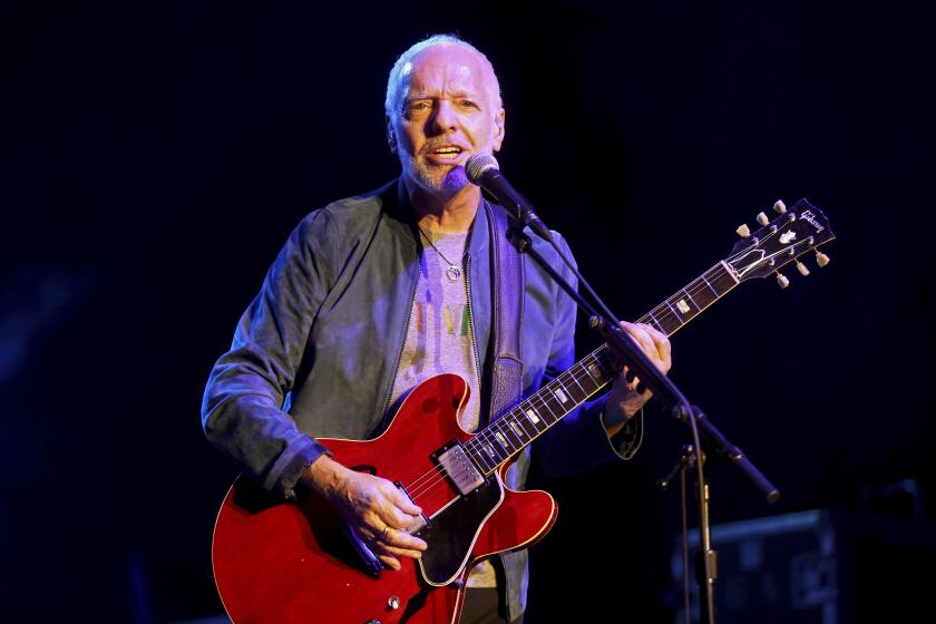 ARCHIVO - Peter Frampton canta durante el "Finale - The Farewell Tour" en el Huntington Bank Pavilion de Chicago, el domingo 28 de julio de 2019. (Foto por Rob Grabowski/Invision/AP, Archivo)