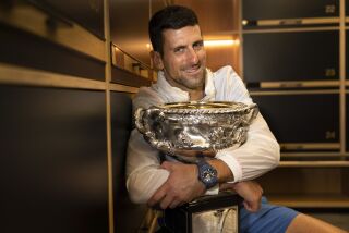 El serbio Novak Djokovic abraza la copa Norman Brookes Challenge en el vestidor después de derrotar a Stefanos Tsitsipas, de Grecia, en la final varonil del Abierto de Australia de Tenis, el lunes 30 de enero de 2023. (Fiona Hamilton/Tennis Australia vía AP)