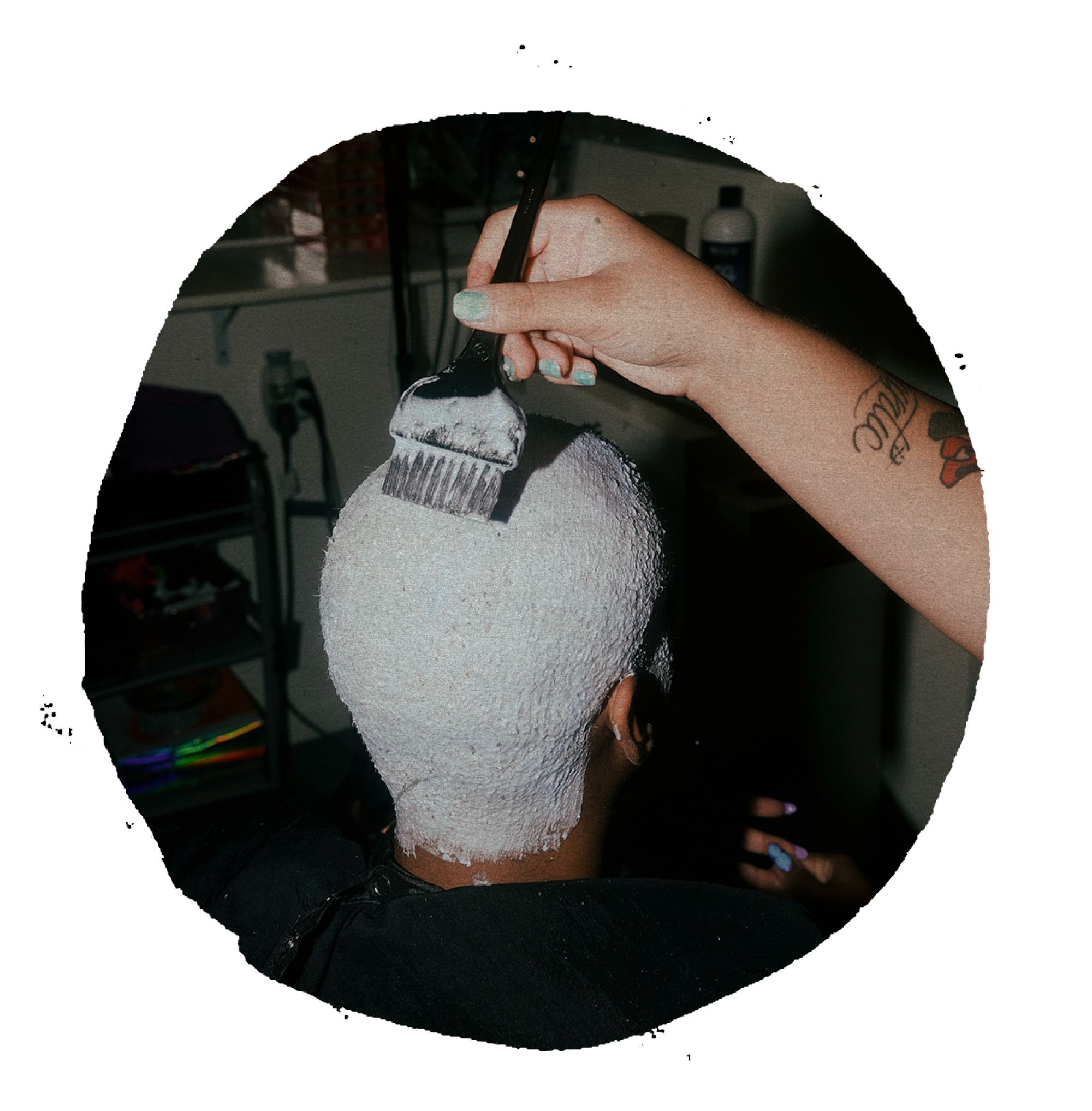 circular image of c0mptonkitty brushing bleach on Darian Symoné Harvin's head