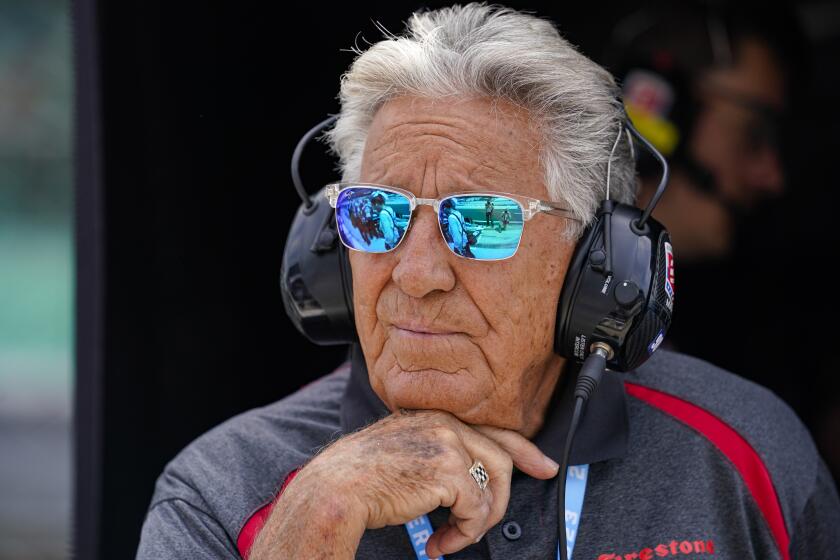 ARCHIVO - El expiloto Mario Andretti observa la práctica para las 500 Millas de Indianápolis, el viernes 19 de abril de 2024 (AP Foto/Michael Conroy, archivo)