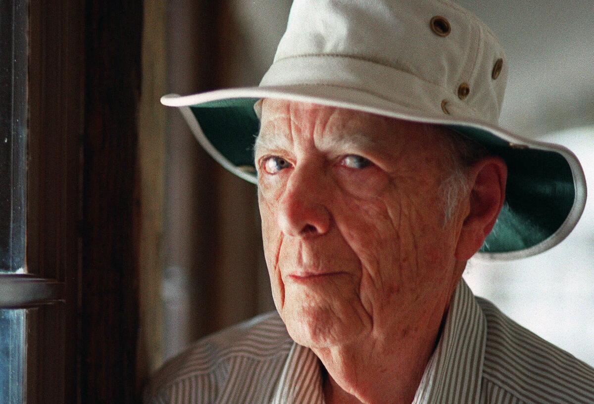 En esta foto del 15 de mayo del 2000, el escritor ganador del Premio Pulitzer Herman Wouk en Palm Springs, California. Wouk murió el viernes 17 de mayo del 2019, informó su agente literaria Amy Rennert. Tenía 103 años. (AP Foto/Douglas L. Benc Jr., Archivo)