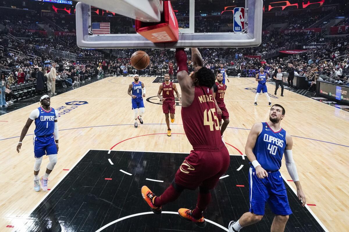 El jugador de los Cavaliers de Cleveland Donovan Mitchell (45) hace una clavada 