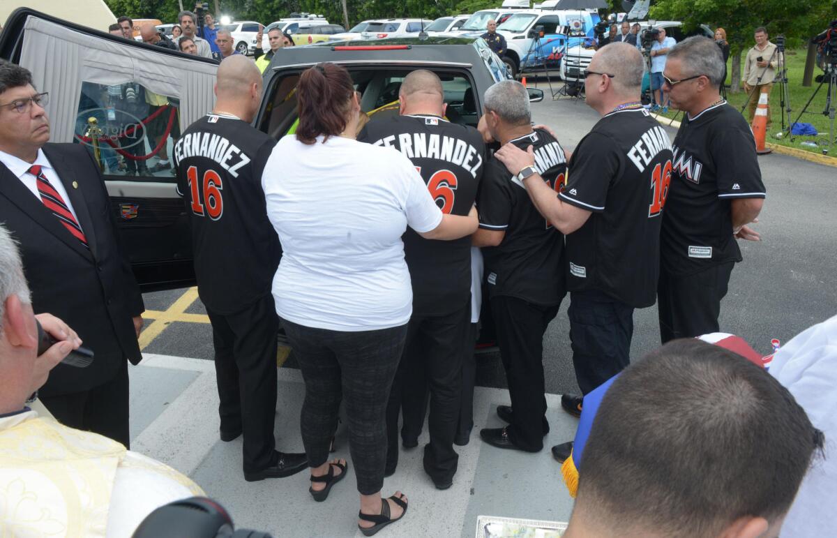 Familiares del fallecido jugador cubano de béisbol José Fernández le dan el último adiós hoy, miércoles 28 de septiembre 2016, en la Ermita de la Caridad del Cobre en Miami, Florida. La ciudad de Miami despidió hoy con rezos y lágrimas al popular jugador cubano de béisbol José Fernández, fallecido el pasado fin de semana a los 24 años en un accidente náutico y recordado como la "estrella de sonrisa permanente". EFE/Giorgio Viera