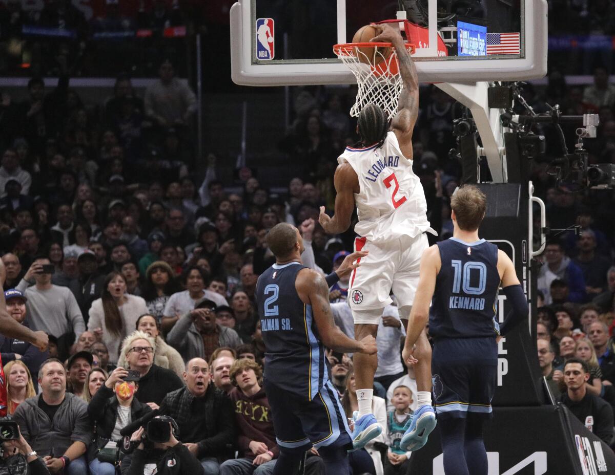 Kawhi Leonard dunks to give the Clippers a 122-121 lead in the fourth quarter.