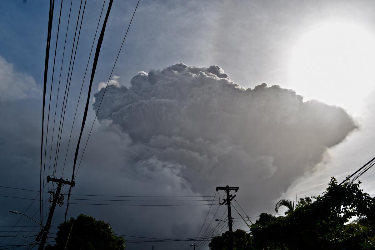 Una columna de cenizas se eleva durante una erupción del volcán La Soufriere, en la isla caribeña de San Vicente.