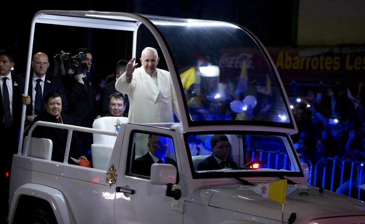 El papa Francisco saluda desde su papamóvil después de llegar a la Ciudad de México el viernes 12 de febrero de 2016. El primer papa latinoamericano de la historia viajó a México el viernes para una gira de una semana en la que visitará algunos de los lugares más violentos y marginados del continente. (Foto AP/Rebecca Blackwell)