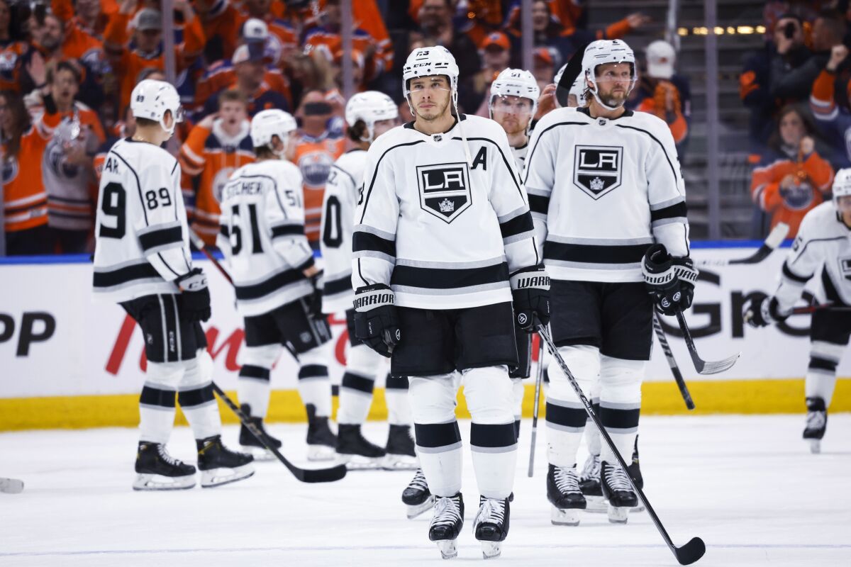 Dustin Brown, centre, patine après le dernier match de sa carrière, le 14 mai 2022, à Edmonton, Alberta. 