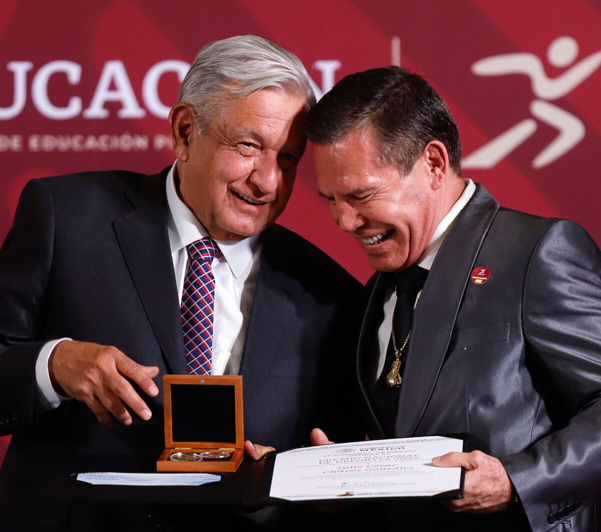 El legendario Julio César Chávez recibe el Premio Nacional del Deporte
