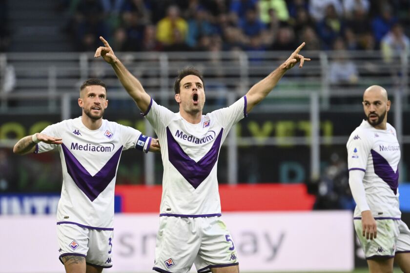 Giacomo Bonaventura de la Fiorentina celebra tras anotar el segundo gol de su equipo en el triunfo en la Serie A ante el Inter de Milan el sábado 1 de abril del 2023. (Massimo Paolone/LaPresse via AP)