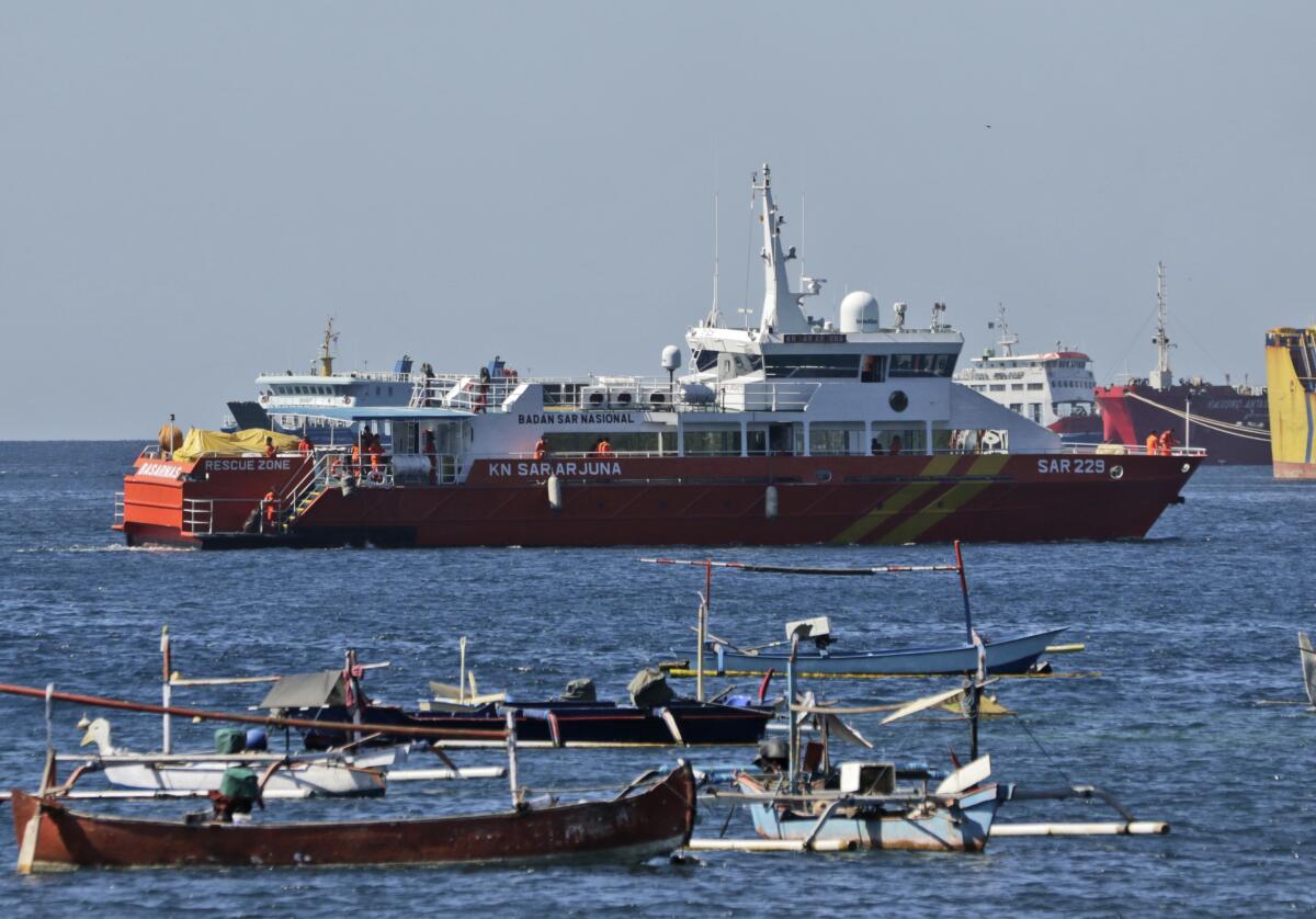 Rescue ship joins search for missing Indonesian submarine