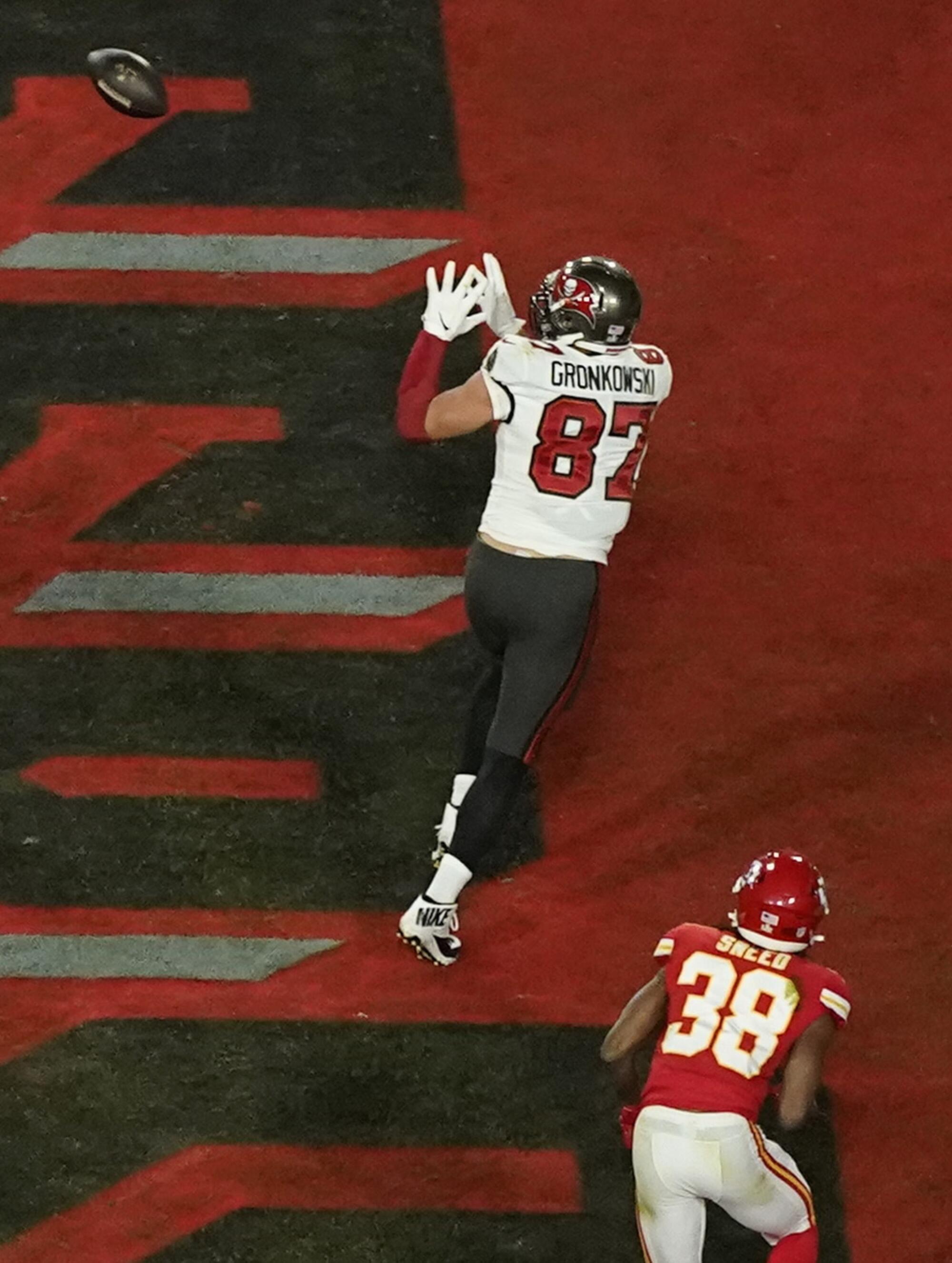 Tampa Bay Buccaneers' Rob Gronkowski makes his second touchdown catch of Super Bowl LV.
