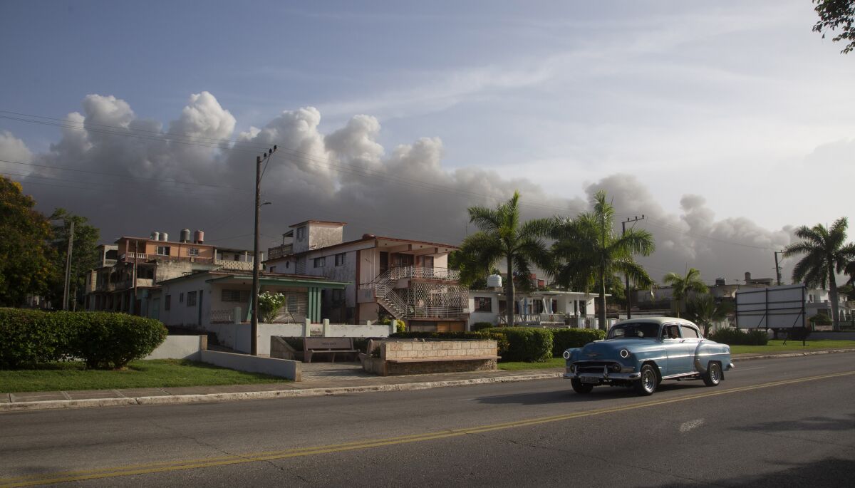 El humo se eleva de un incendio en una gran instalación de almacenamiento de petróleo en Matanzas, Cuba