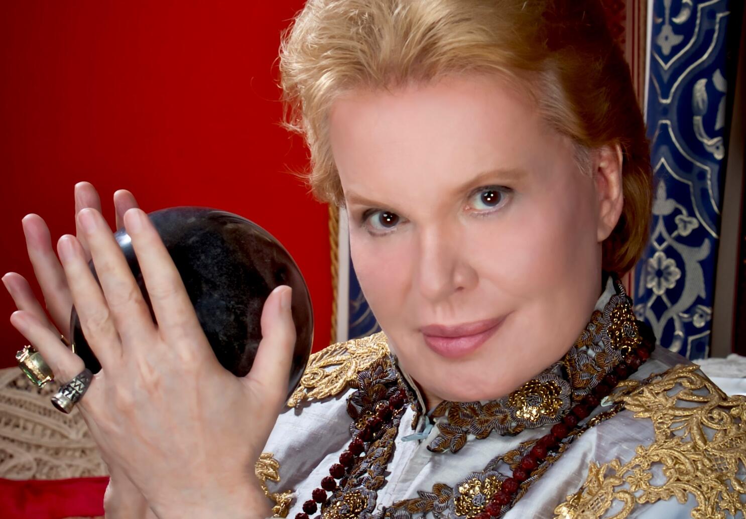 COLUMNA. Culmina una semana trágica de dolor y muerte. Ni Walter Mercado lo hubiera podido predecir - Los Angeles Times