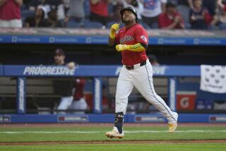 El dominicano José Ramírez, de los Guardianes de Cleveland, se dispone a anotar tras conseguir un jonrón en el encuentro del martes 21 de mayo de 2024, ante los Mets de Nueva York (AP Foto/Sue Ogrocki)