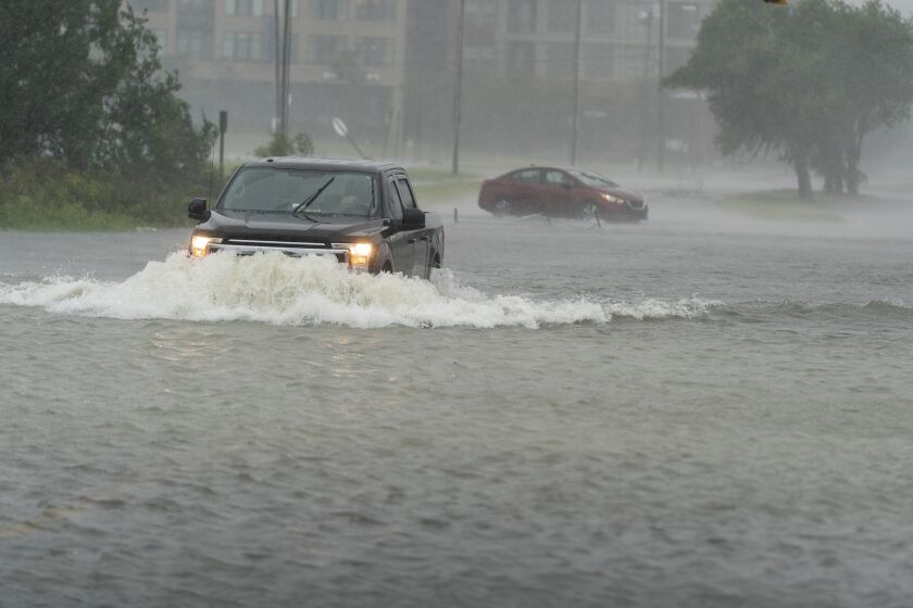 Un automovilista avanza a través de una calle inundada y otro decide buscar otra ruta en medio de las lluvias provocadas por el huracán Ian, el viernes 30 de septiembre de 2022, en Charleston, Carolina del Sur. (AP Foto/Alex Brandon)