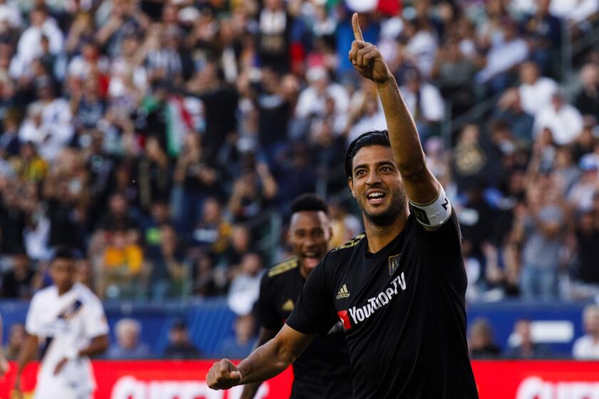 Patrick T. Fallon   El delantero del Los Angeles FC, Carlos Vela celebra después de marcar un gol a LA Galaxy.