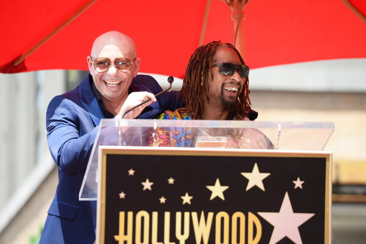 Pitbull al lado de Lil Jon en el Paseo de la Fama de Hollywood, donde el primero acaba de recibir una estrella.