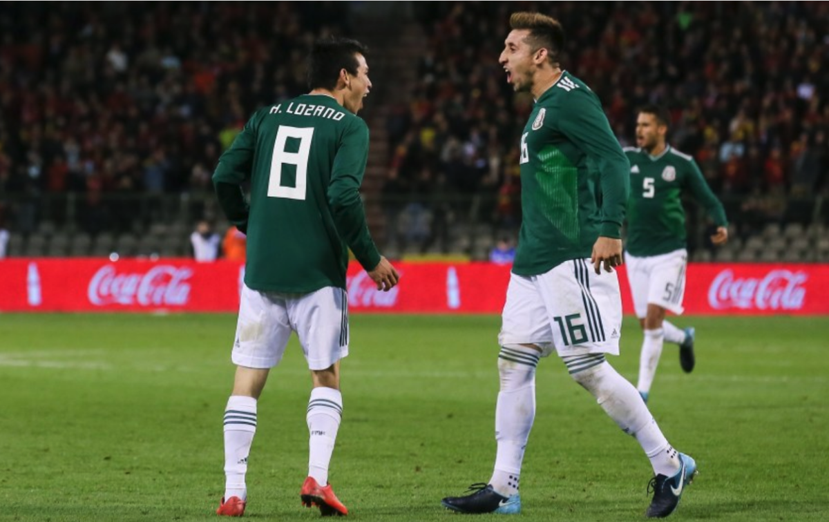 El delantero del Nápoles italiano Hirving Lozano y el del Oporto portugués Jesús Manuel Corona