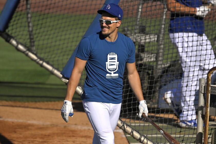 Dodgers second baseman Kik´e Hernández smiles during batting practice.